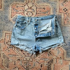 Levi’s 501 originals high waisted shorts light wash Sz 30